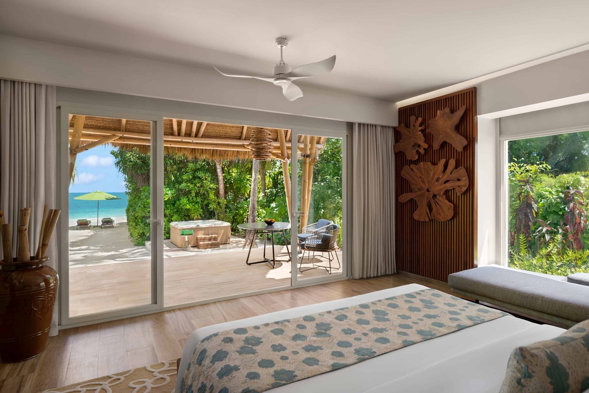Emerald_Maldive_Resort___Spa_Beach-Jaquzzi_DSF2765-2.jpg