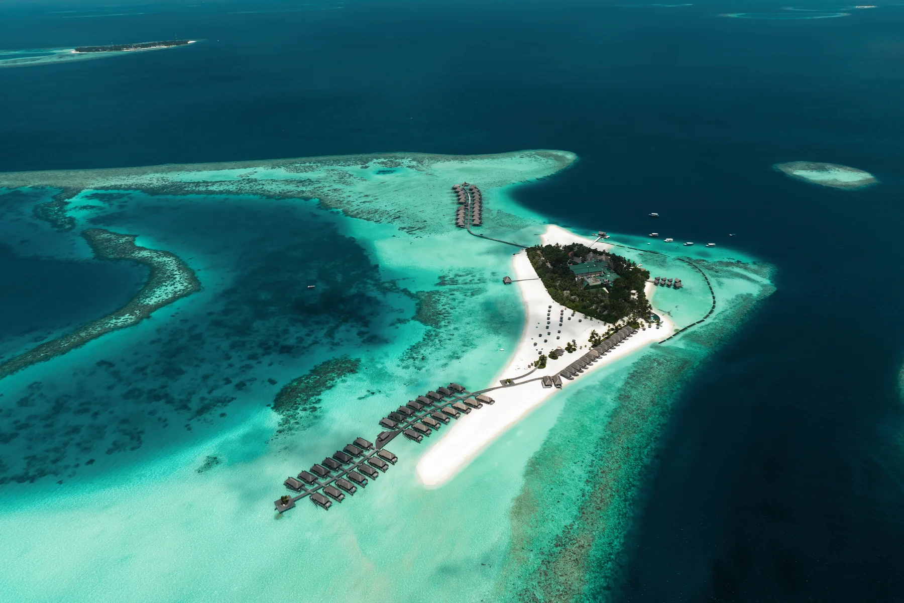 Constance-Moofushi-Hotel.webp